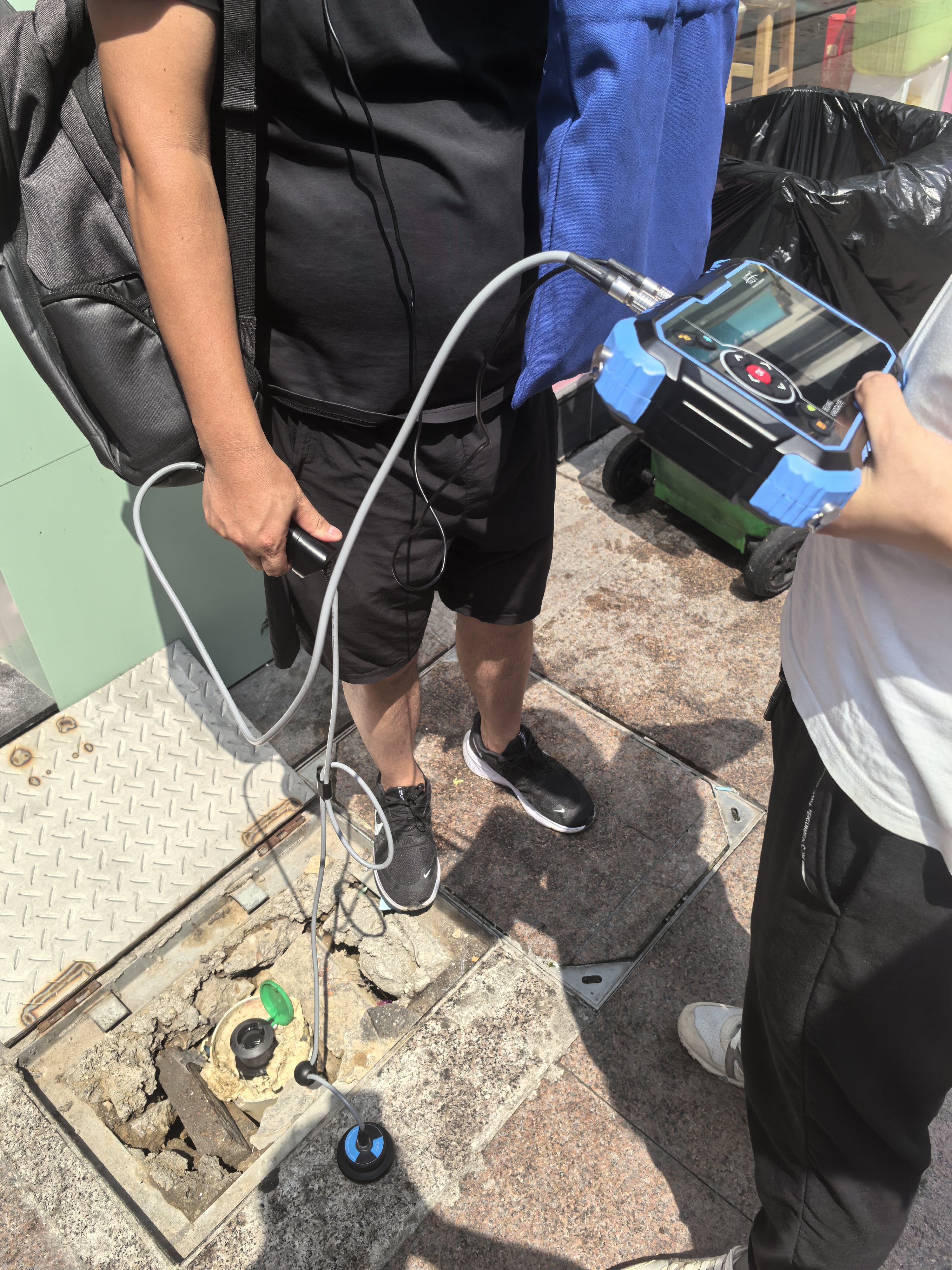 聽(tīng)漏儀探漏現(xiàn)場(chǎng)